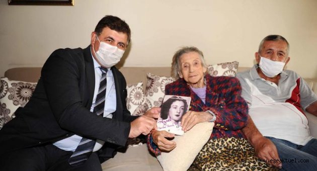 Karşıyaka Belediyesi’nden Aysel Teyze’ye plaket