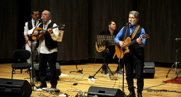 Karşıyaka Belediyesi, Türk Müziğinde önemli bir yeri olan Grup Gündoğarken’i sevenleriyle buluşturdu. 