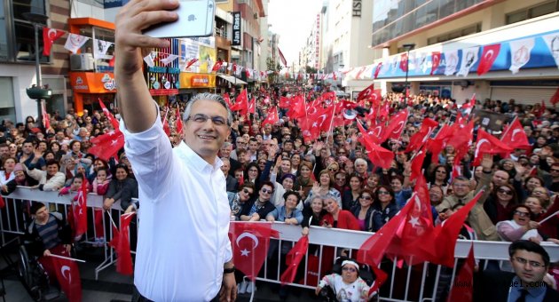 Karşıyaka’da 10 bin kişi İzmir Marşı’nı söyledi