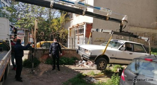 Karşıyaka’da ‘hurda araç’ sorununa neşter vuruldu