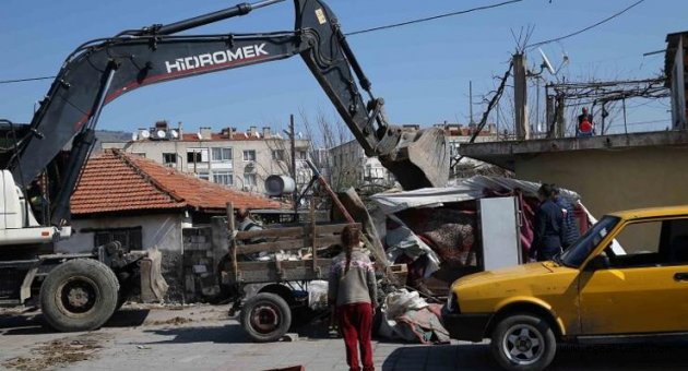 Karşıyaka’da yıkım operasyonu: Hurdacı çadırları kaldırıldı!