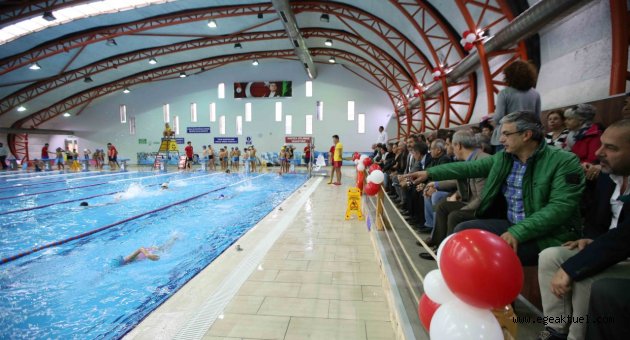 Karşıyaka’nın havuzunda 6 ayda 20 bin kişi ‘yüzdü’
