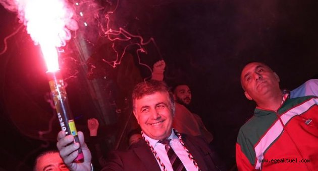 Karşıyaka tek yürek: Ay-Yıldız var göğsümüzde!