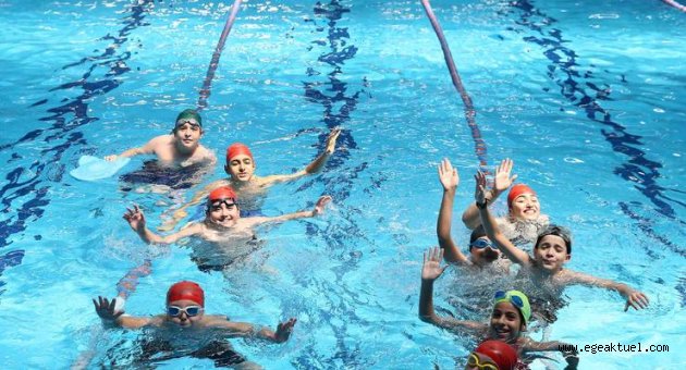 Karşıyaka'da 2 bin çocuğun ‘yüzme’ sevinci!