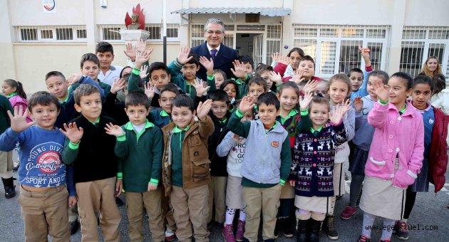 Karşıyaka'da bin öğrenciye burs