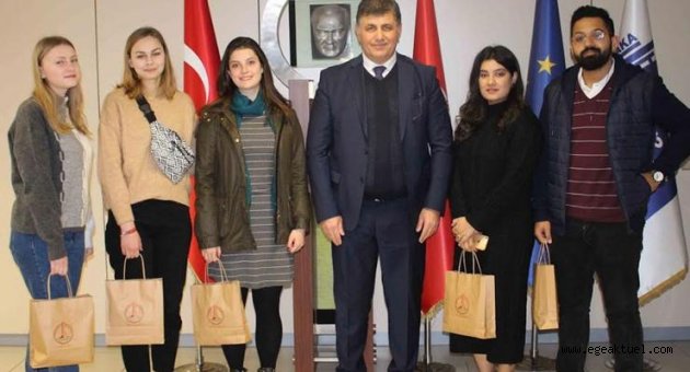 Karşıyaka'da yabancı gençlerden gönüllü eğitim