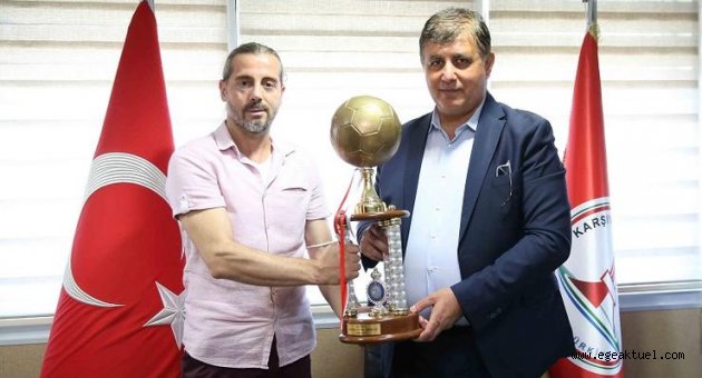Karşıyakalı şampiyonlar kupayı Başkan Tugay’a götürdü
