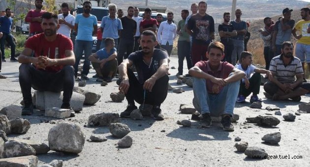 Katı atık toplayanlar, çöp depolama alanının yolunu taşla trafiğe kapattı