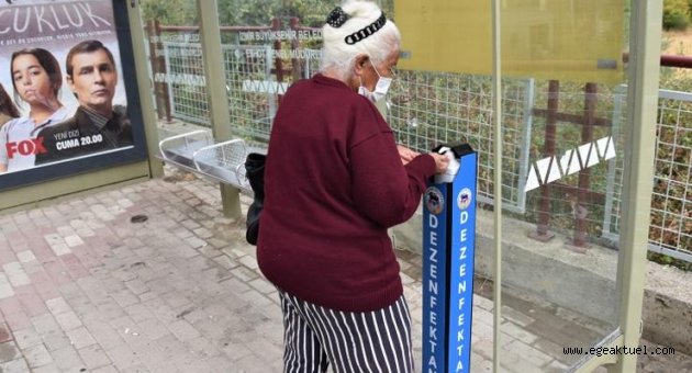Kemalpaşa Belediyesi’nden okullara ve duraklara dezenfektan standı