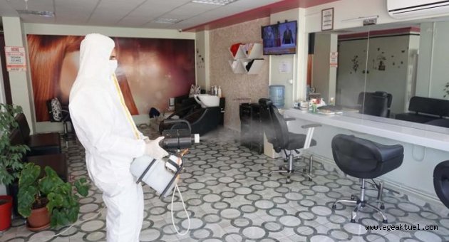 Kemalpaşa'da berber ve kuaförler dezenfekte ediliyor