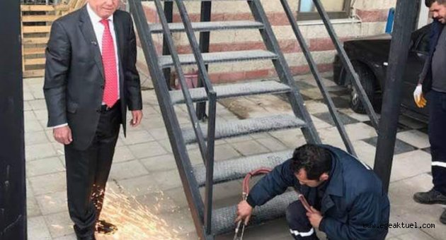 Kemalpaşa'da CHP'li Başkanın ilk icraatı "kaçış" merdivenini kaldırmak oldu