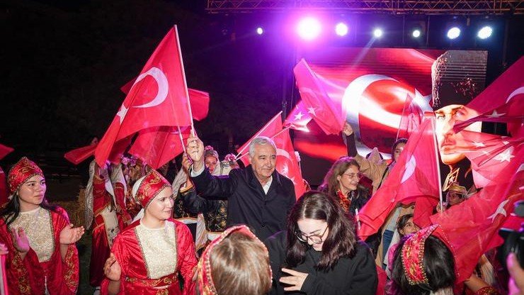 Kemalpaşa’da Cumhuriyet Coşkusu Sokaklara Taştı