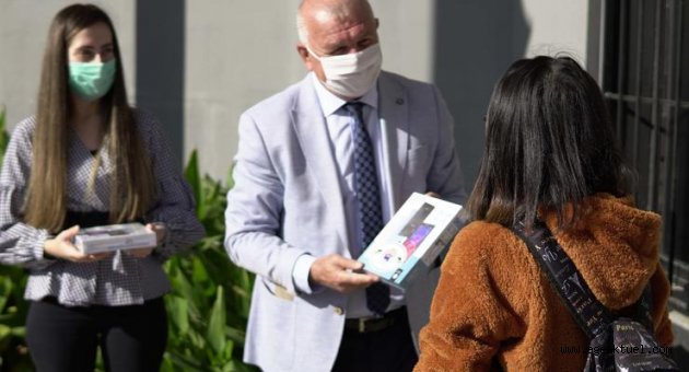 Kemalpaşa'da öğrencilere tablet desteği
