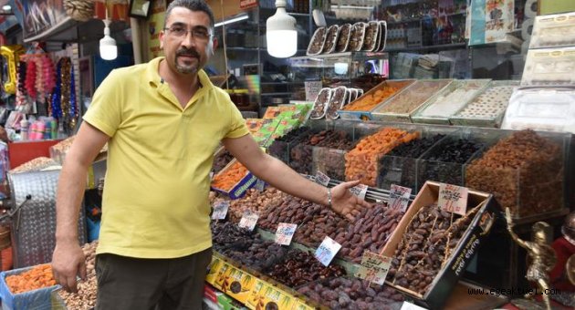 Kemeraltı Çarşısı'nda hurma satışları arttı