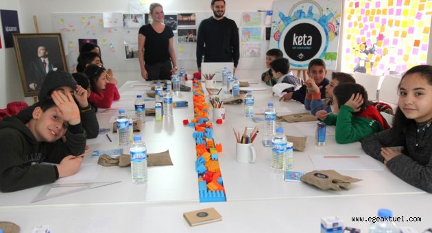 Kente tasarımla müdahale eden minikler