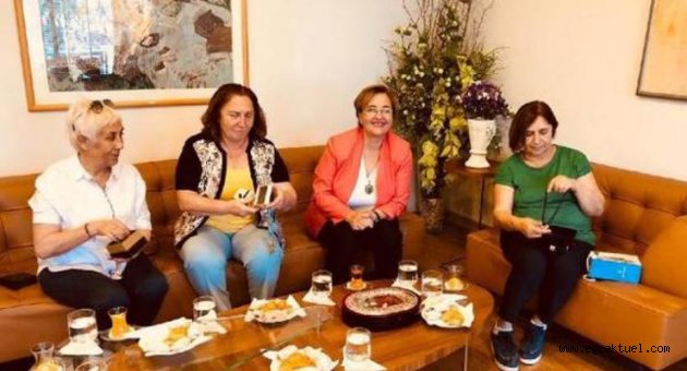  Kılıçdaroğlu'na kolye hediye edildi
