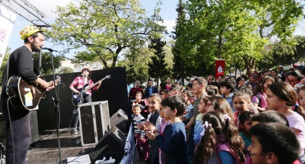 Konak’ta 23 Nisan coşkusu yaşanıyor