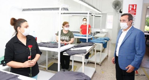 Konak’ta çalışan annelere karanfilli kutlama