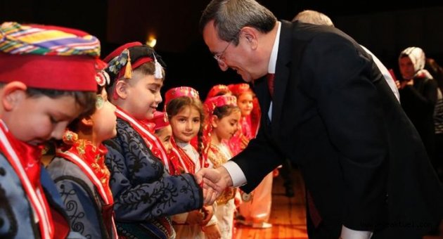 Konak’ta halk oyunları şenliği göz doldurdu