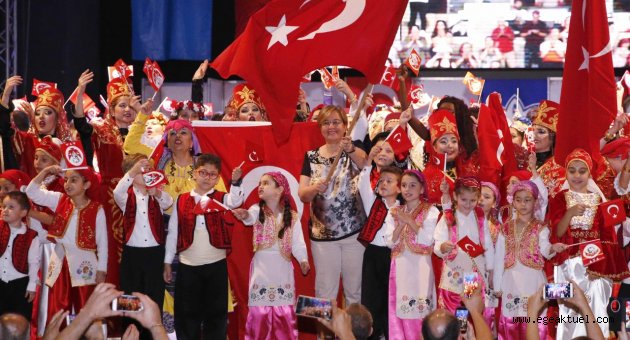 Konak’ta halkoyunları şenliğine yoğun ilgi