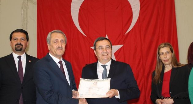 Konak'ın yeni başkanı Abdül Batur mazbatasını aldı