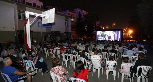 Konak'ta açık havada sinema keyfi devam ediyor