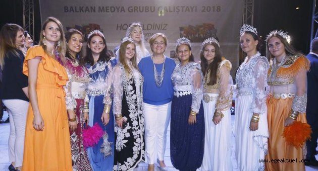 Konak'ta Balkan halayı!