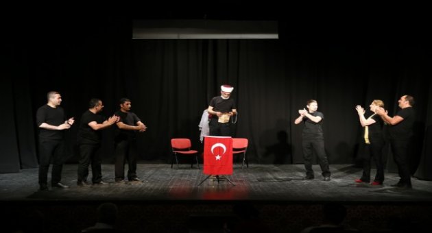 Konak'ta temizlik işçileri sahnenin tozunu attırdı