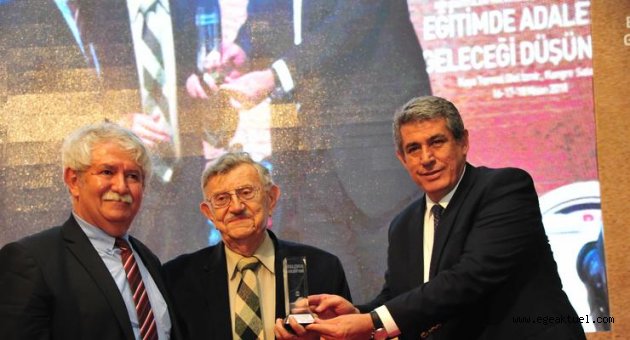Köy Enstitüleri Onur Ödülü Korkut Boratav’a