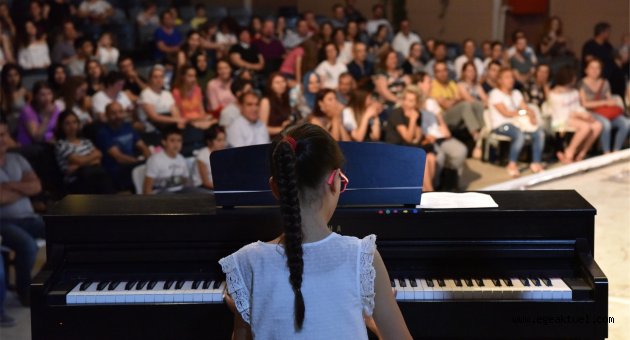 Kursiyerlerden muhteşem sahne performansı   