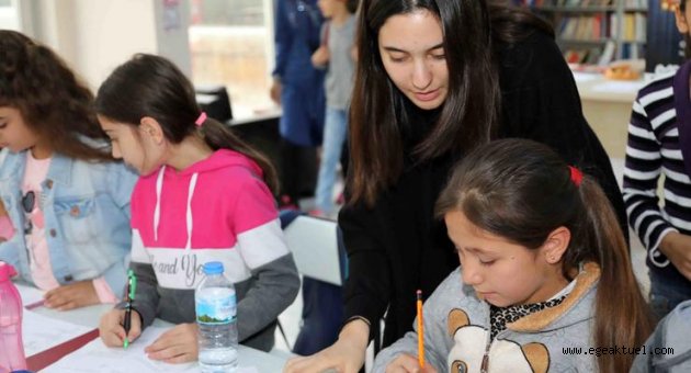 Liseli öğrenciler Bayraklı'da matematik öğretiyor