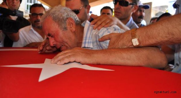 Manisa Şehidini kucakladı