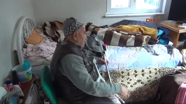 Manisa Yatalak Eşine 49 Yıldır Bebek Gibi Bakıyor