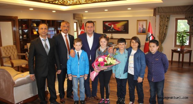 Menderes’te 23 Nisan Coşkusu