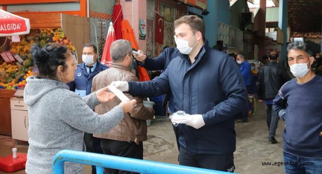 Menderes’te maskeler belediyeden