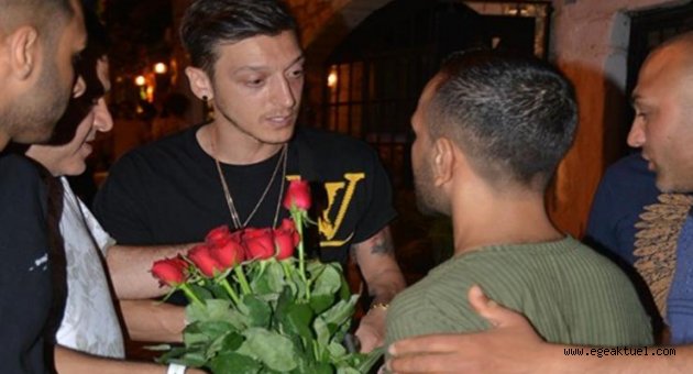 Mesut Özil'den seyyar çiçek satıcılarına tepki