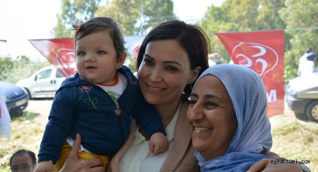 MHP'li Kılıç annelerin duasını aldı