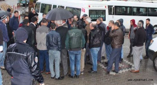 Minibüsçüler yol kapattı