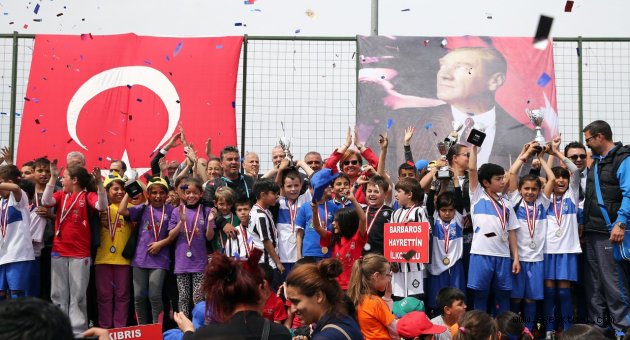 Minik sporcuların madalya sevinci 