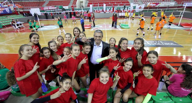 Minik voleybolcular şenlikte buluştu