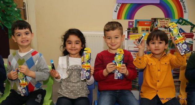 Miniklere diş setleri dağıtıldı