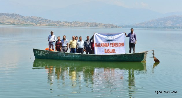 Mısır tarlasında balıkçı oldular