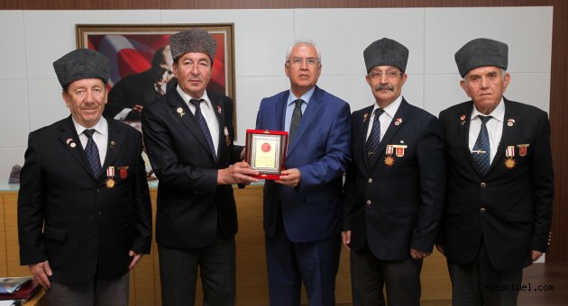 Muharip Gaziler’den Başkan Selvitopu’na teşekkür plaketi