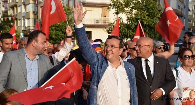 Narlıdere’de Demokrasi korteji ve türkü şöleni