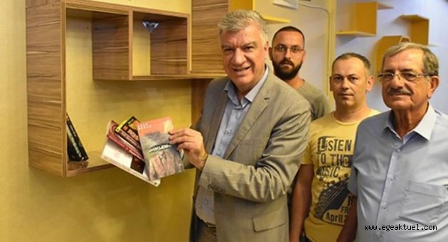 Narlıdere'de her kahvehaneye bir kitaplık