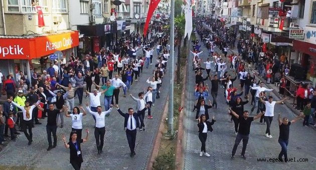 Ödemiş’te 2 bin gönüllü cumhuriyetin 96. yılı için zeybek oynadı