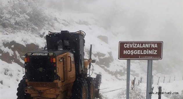 Ödemiş'te kar mesaisi sürüyor