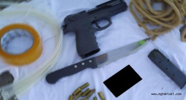 Otobüste tabanca ve bıçakla yakalandı