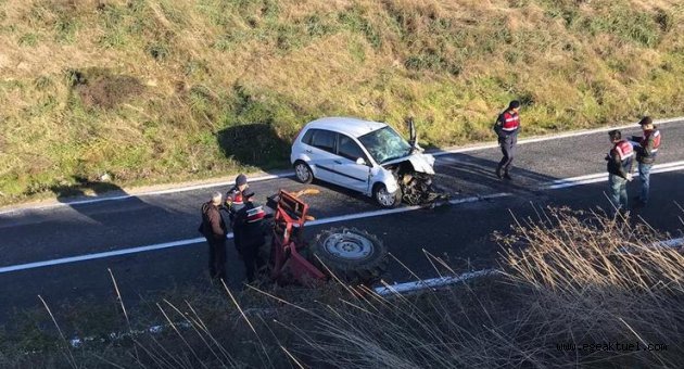 Otomobille traktör kafa kafaya çarpıştı: 1 ölü, 1 yaralı