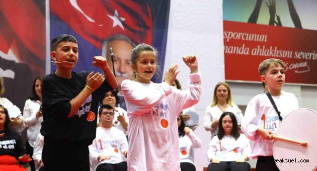 Özel güne Bayraklı'da anlamlı etkinlik